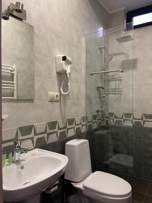 舒适双人房 | 浴室 | 淋浴设施、免费洗浴用品、吹风机、拖鞋