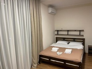 舒适双人房 | 埃及棉床单、高档床上用品、办公桌、笔记本电脑工作区