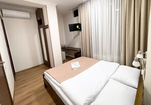 Habitación doble Confort | Sábanas de algodón egipcio, ropa de cama de alta calidad y escritorio 