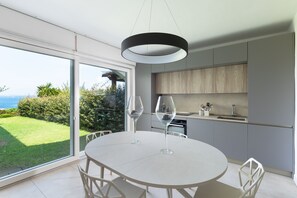 Réfrigérateur, four, lave-vaisselle, cafetière/bouilloire