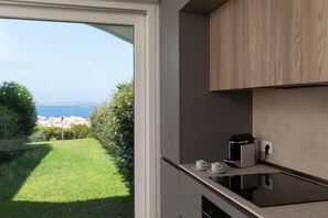 Refrigerador, horno, utensilios de cocina, mesa de comedor