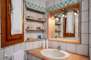 Douche, sèche-cheveux, bidet, serviettes fournies