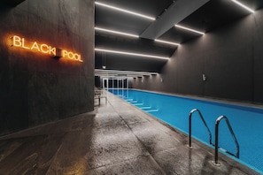 3 piscinas internas, piscina externa sazonal, guarda-sóis