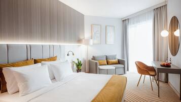 Quarto casal clássico, sacada | Cofres nos quartos, escrivaninha, espaço de trabalho para notebook