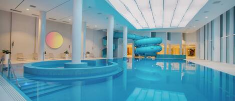 3 innilaugar, útilaug sem er opin hluta úr ári, sólhlífar, sólstólar