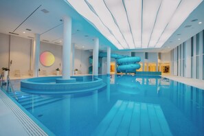 3 piscinas cubiertas, una piscina al aire libre de temporada, sombrillas