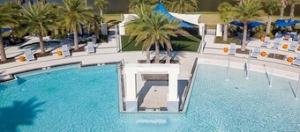 Experience Hollywood Glamour for 30 Guest Stars! Mega Vacation Mansion!