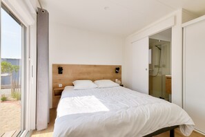 3 habitaciones y tabla de planchar con plancha
