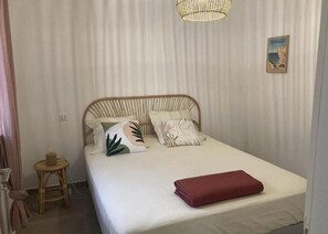 2 bedrooms, iron/ironing board, WiFi, bed sheets