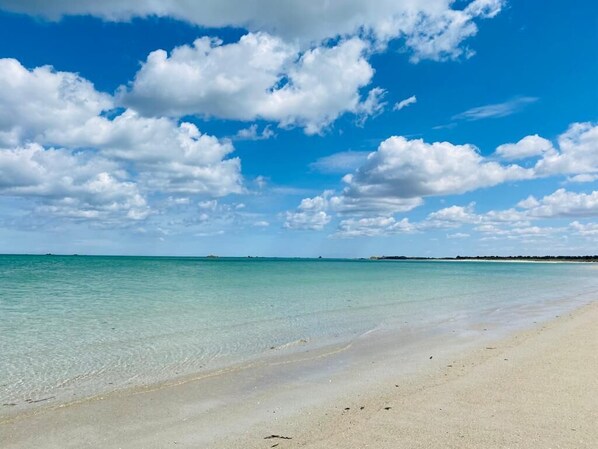 Plage, chaises longues