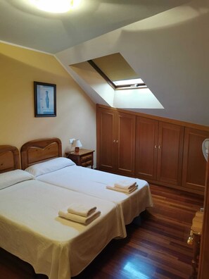 2 slaapkamers, een strijkplank/strijkijzer, reisbedje, gratis wifi
