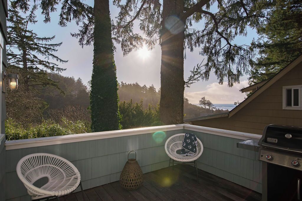 Cedar Hot Tub, Chefs Kitchen, Peek A Boo Oceanviews, Easy Walk to Beach