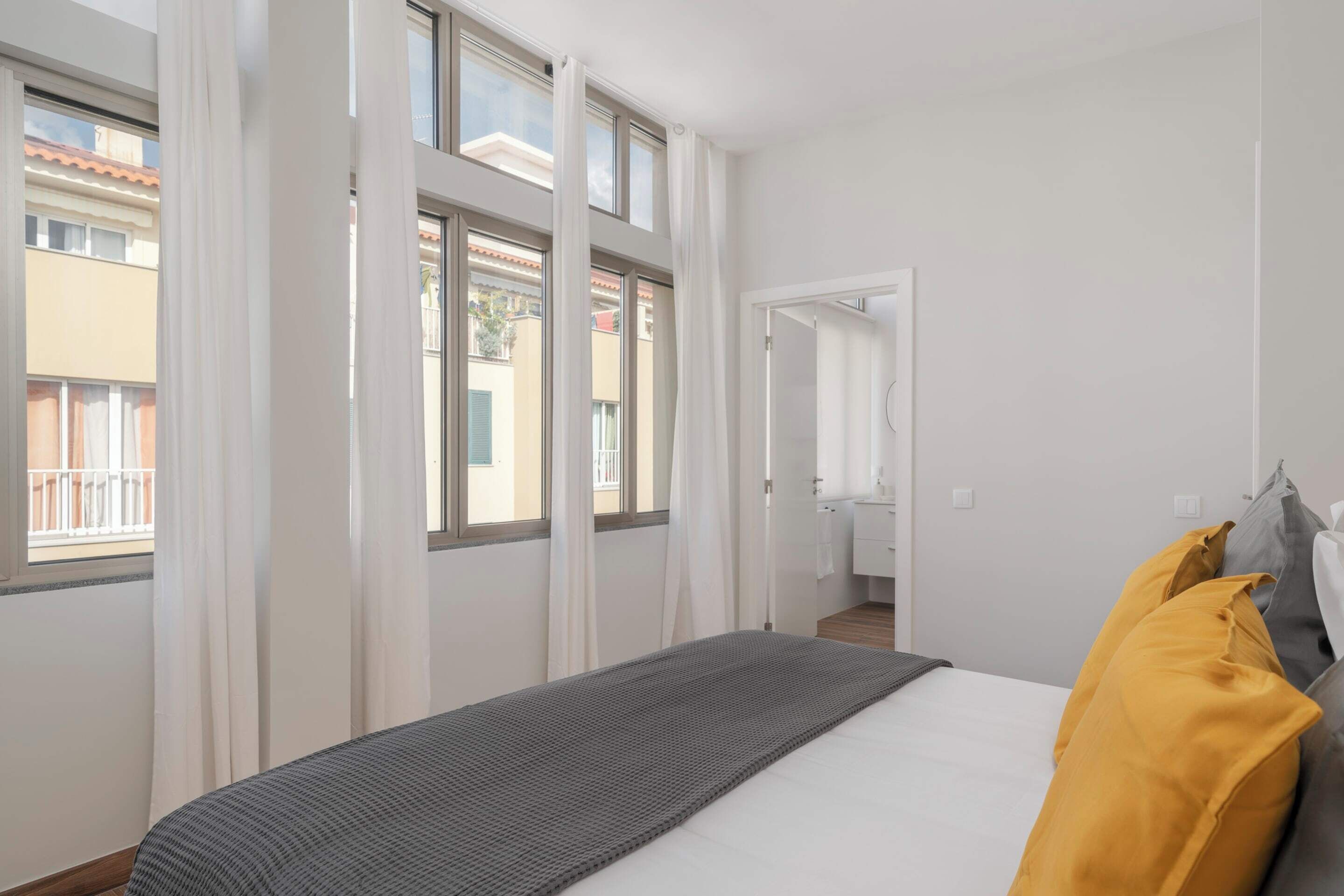 3 habitaciones, escritorio y espacio para trabajar con laptop 