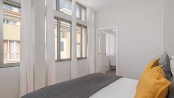 3 habitaciones, escritorio y espacio para trabajar con laptop