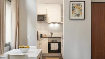 Microondas, horno, placa de cocina, lavavajillas
