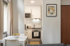 Apartament econòmic, 1 llit de matrimoni i sofà llit | Cuina privada | Microones, forn, placa de cuina i rentaplats 
