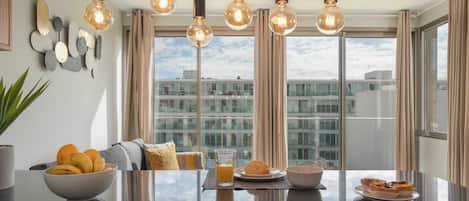 Eenvoudig appartement, 1 queensize bed met slaapbank | Dineren