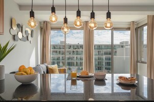 基础公寓, 1 张大床和 1 张沙发床 | 用餐