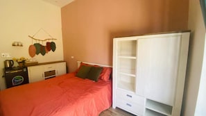 Business Room | Blackout curtains, soundproofing, free WiFi, bed sheets - Laca homestay (Gia Nghia)