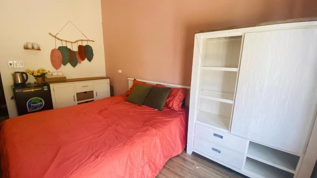 Habitación básica | Cortinas opacas, sistema de insonorización, wifi gratis y ropa de cama