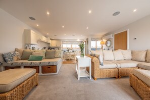 TV - Peewitts Penthouse, Wells-next-the-Sea, Norfolk (Wells-next-the-Sea)