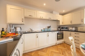 Microwave, dishwasher, highchair - Peewitts Penthouse, Wells-next-the-Sea, Norfolk (Wells-next-the-Sea)
