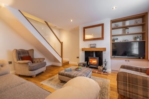 TV, fireplace - Boatman's Cottage, Wells-next-the-Sea, Norfolk (Wells-next-the-Sea)