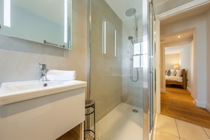 Bathtub, towels