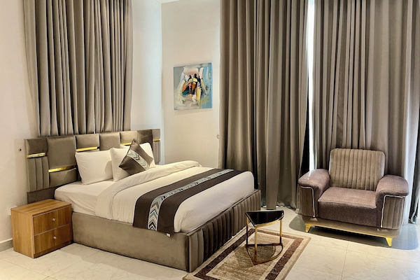Grand Studio | Egyptian cotton sheets, premium bedding, Tempur-Pedic beds, free minibar