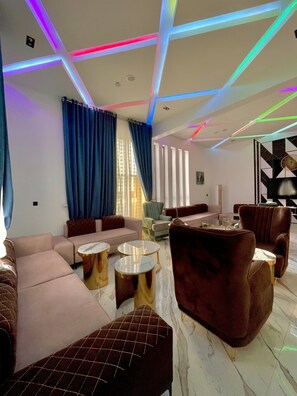 2 bars/lounges, poolside bar - Lisa Suites (Abuja)