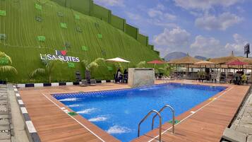 Outdoor pool, lifeguards on site