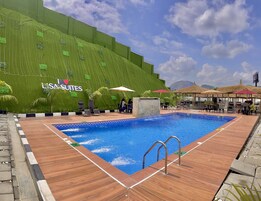 Útilaug, sundlaugaverðir á staðnum