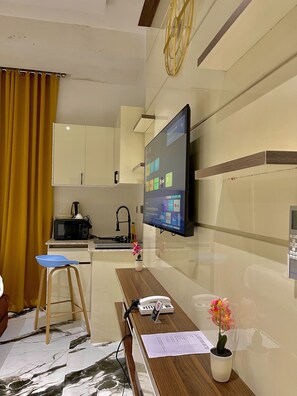 Estudio Grand | Cocina privada | Frigorífico, microondas, máquina de café espresso y cafetera o tetera