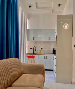 Apartamento Confort, 1 habitación | Cocina privada | Frigorífico, microondas, máquina de café espresso y cafetera o tetera