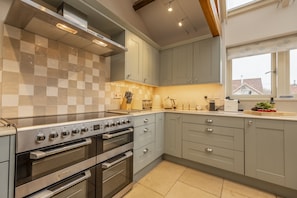 Ground floor: Range cooker with electric hob