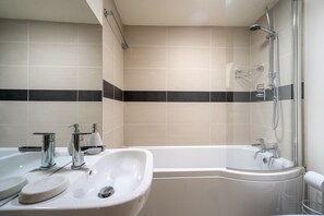 Combined shower/bathtub, hair dryer, towels