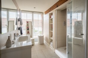 Combined shower/tub, hair dryer, towels