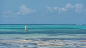 Un velero en un mar tranquilo con cielos despejados.