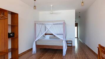 Une chambre à coucher avec un lit en bois, une armoire en bois et une table de chevet.