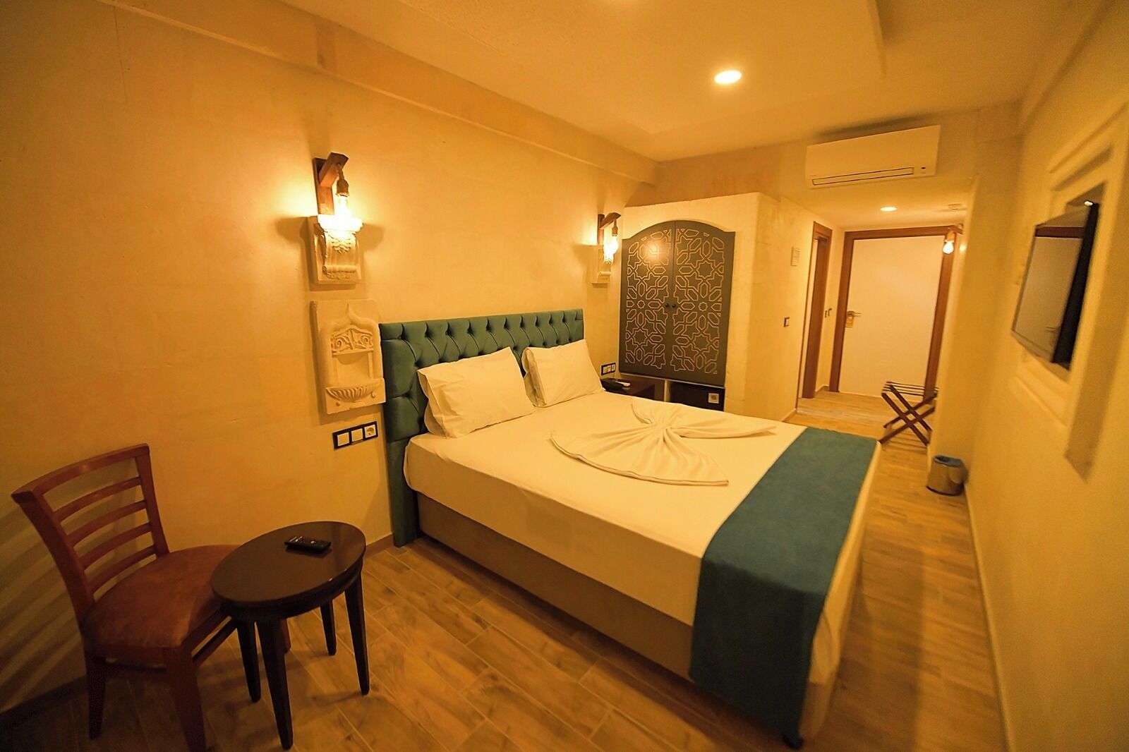 Egyptian cotton sheets, premium bedding, minibar, desk