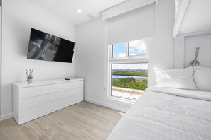 2 chambres, fer et planche à repasser, lit de bébé portatif