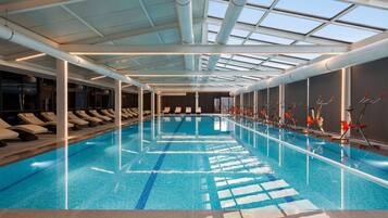 Piscine couverte, parasols de plage, chaises longues