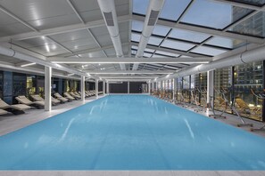 Una piscina techada, abierta desde las 09:00 hasta las 22:00, sombrillas