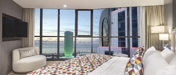 Minibar, caja de seguridad en la habitación y escritorio 