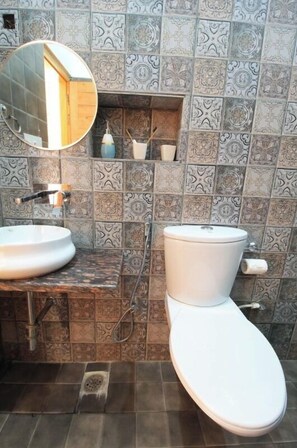 Deluxe Room | Bathroom