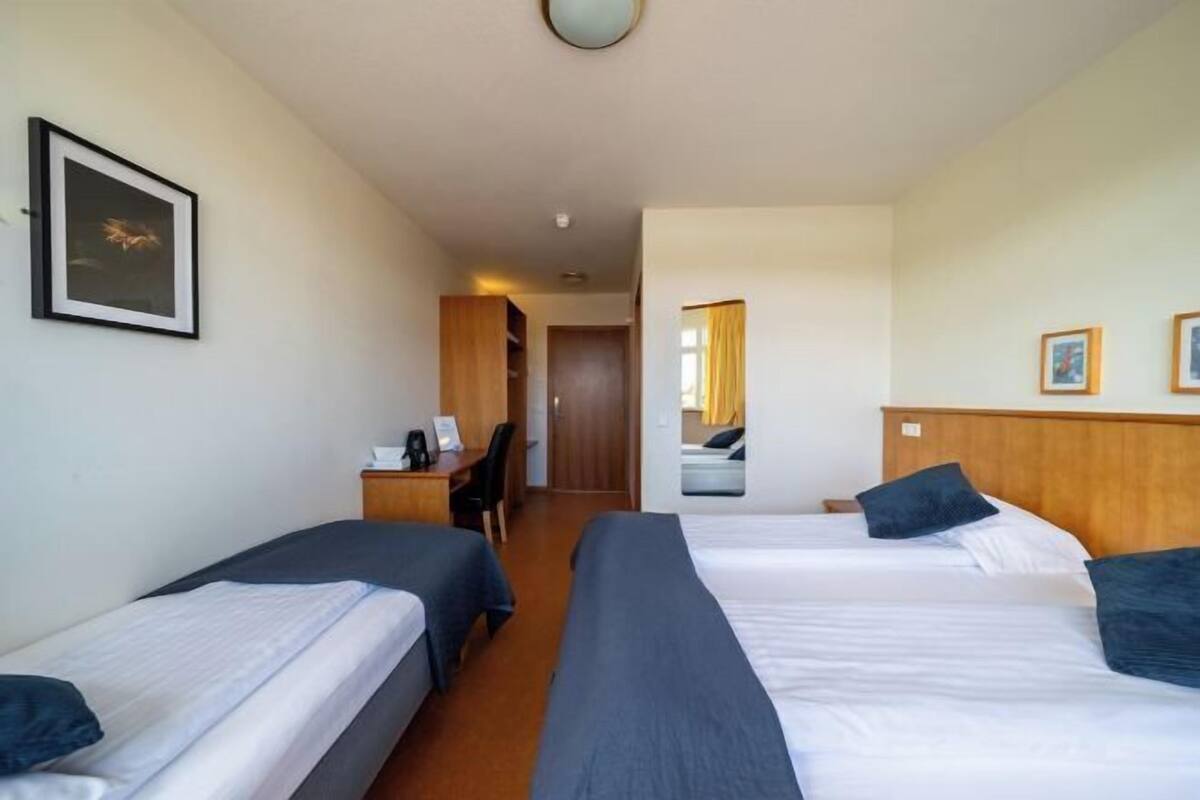 Schreibtisch, schallisolierte Zimmer, BettwÀsche