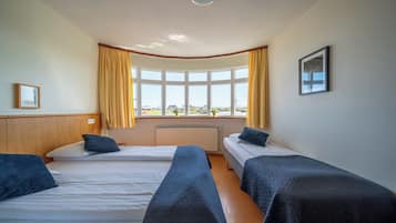 Habitación triple clásica | Escritorio, insonorización y ropa de cama