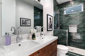 Baignoire, sèche-cheveux, serviettes fournies, savon