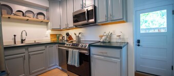 Downtown Garden Getaway-Cozy home near downtown Bozeman with a fenced yard.