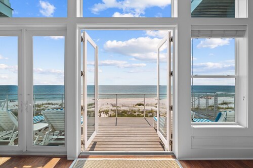 Gulf Front Escape w/Pool and Hot Tub